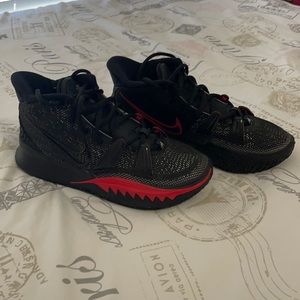 Kyrie seven H020 Nike basketball shoes. Size 5.5 boys. Only used once
